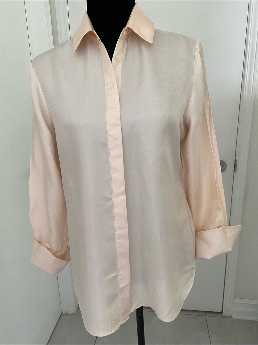 Banana Republic 100% Silk Pale Pink Blouse Long-Sleeves with cuffs Size Small